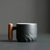 Keramik Kaffeetasse | Holzgriff Design | Handgefertigt & Stilvoll | Handcrafted Mug