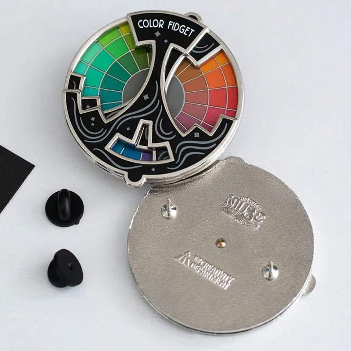 SpectrumSpin™ Emaille-Pin – Meistern Sie die Farbenlehre, ganz ohne Künstler zu sein