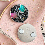 SpectrumSpin™ Emaille-Pin – Meistern Sie die Farbenlehre, ganz ohne Künstler zu sein