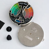 SpectrumSpin™ Emaille-Pin – Meistern Sie die Farbenlehre, ganz ohne Künstler zu sein