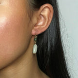Boucles d'Oreilles Pendantes en Jade Vert et Blanc - Harmonie Bicolore - Biloria